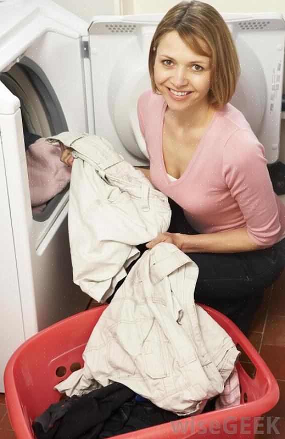 Les éviers à linge muraux se fixent directement au mur de la buanderie