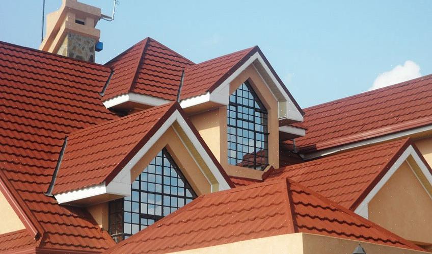 Un système de toiture en tuiles d'argile peut coûter deux à trois fois plus cher qu'un système de toiture