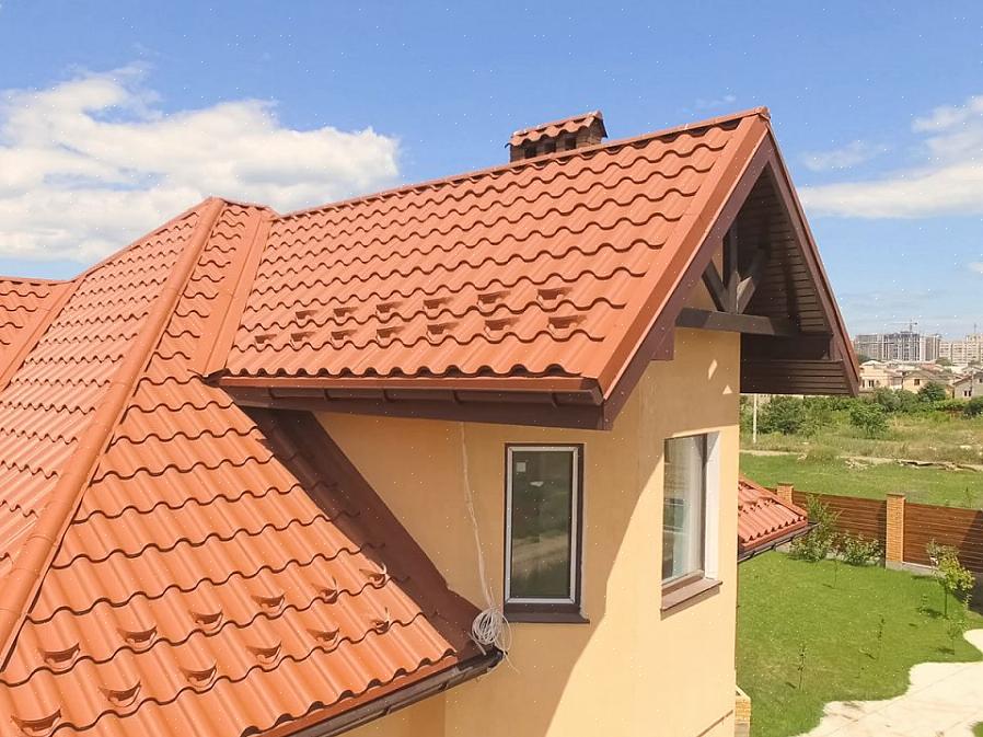 Un toit en tuiles d'argile coûte en moyenne entre 500€