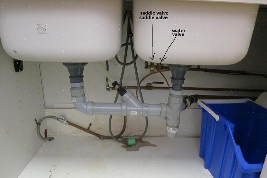 Une fois que la valve est fixée au tuyau d'alimentation en eau au moyen de son support de selle