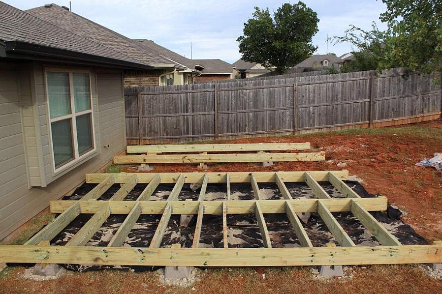 Placez le cadre de terrasse sur les blocs de béton de sorte que les pièces du cadre reposent sur les centres