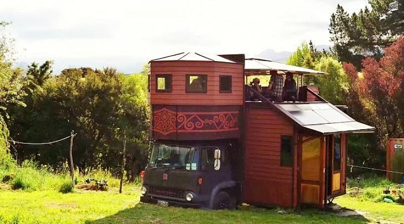 Le château de camions en transformation est une petite maison sur roues