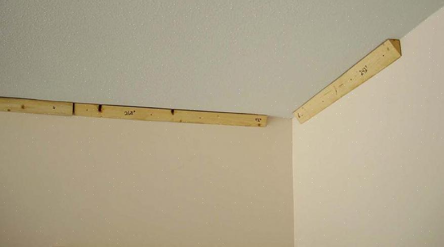 Les moulures couronnées peuvent aider à dissimuler des problèmes mineurs de mur ou de plafond à la jonction