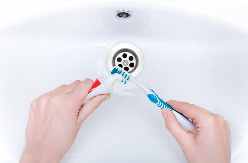 Désembuer un miroir de salle de bain Utilisez un peu de dentifrice sur un chiffon humide pour essuyer