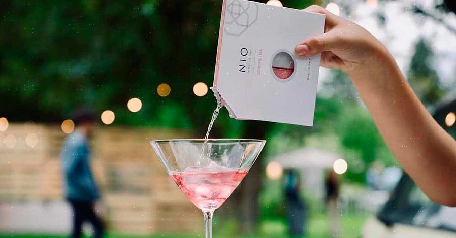 Les charmes de verre à vin aideront les invités à garder une trace des verres pendant qu'ils tournent autour