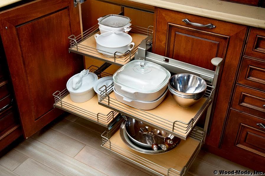 Nous oublions combien d'espace de comptoir de cuisine est gaspillé au-dessus des coins aveugles des armoires