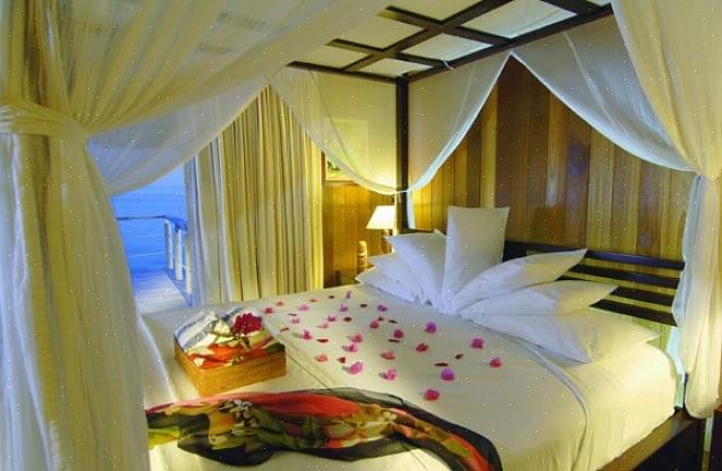 Vous pouvez obtenir un aspect de lit à baldaquin très attrayant en installant des tringles à rideaux