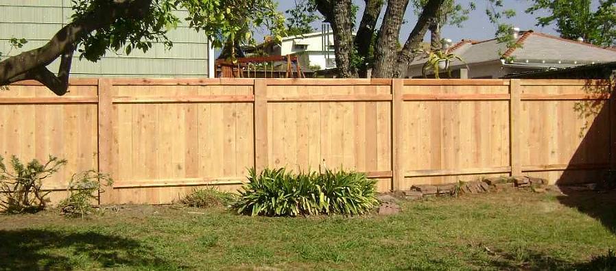Les clôtures en bois sont un excellent choix pour les clôtures d'intimité
