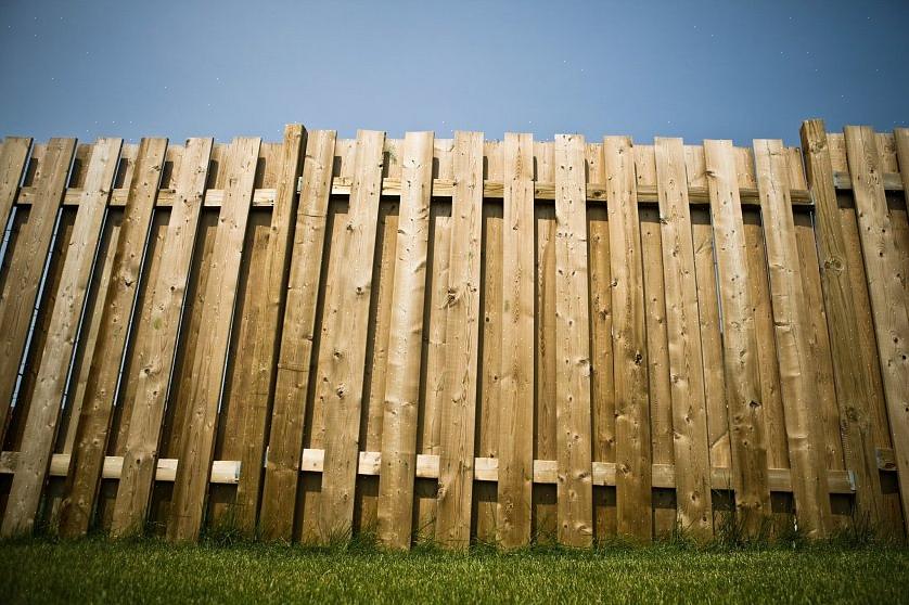 Les novices ne prévoient aucun problème pour installer des poteaux de clôture dans de tels trous