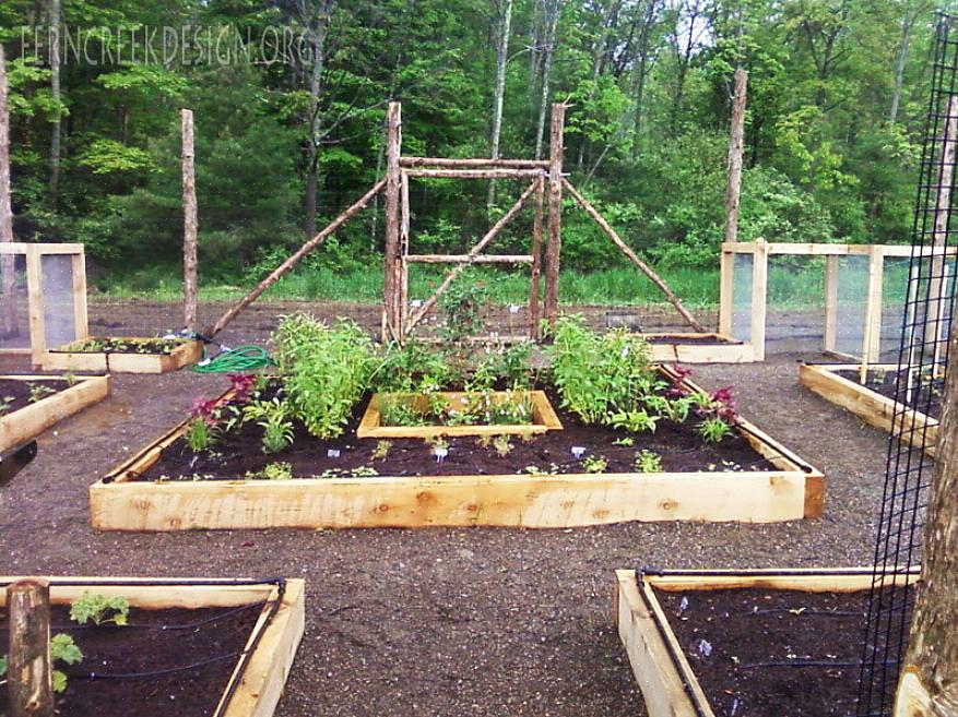 Cette belle arche bleue mène de la partie ornementale du jardin au potager caché