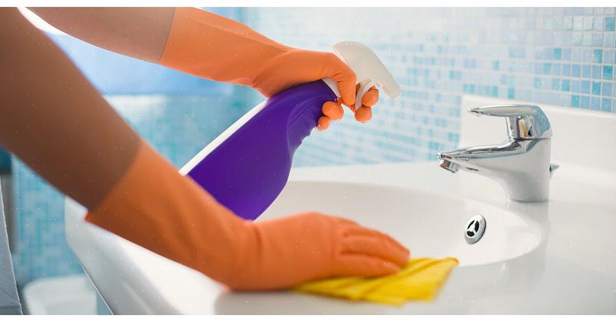 Utilisez un chiffon humide pour essuyer la tringle de douche