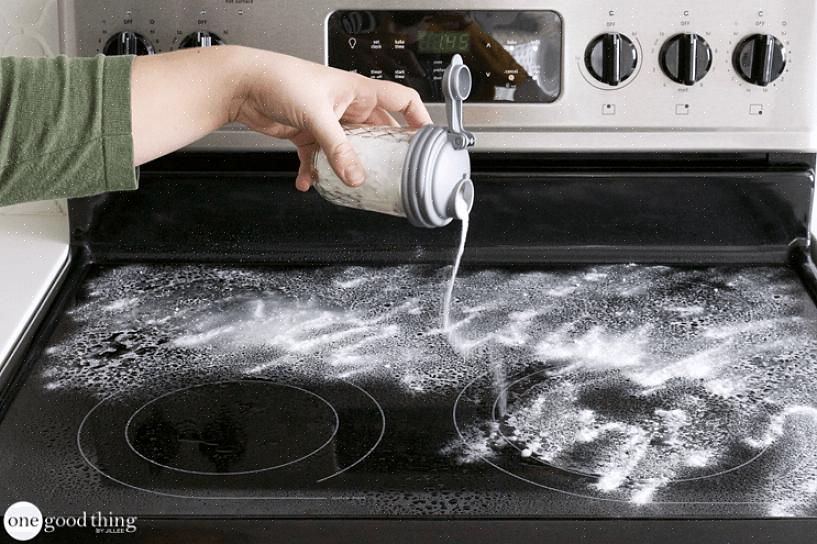 Essuyez la surface de la cuisinière avec une éponge trempée dans de l'eau chaude savonneuse pour éliminer