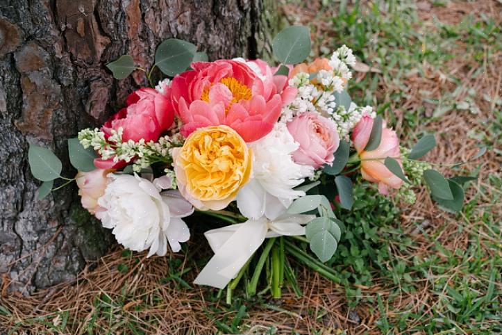 Les mariées qui choisissent des fleurs de mariage roses ou blanches peuvent ajouter la fleur plumeuse