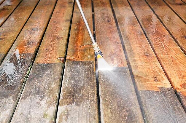 Augmentez progressivement la pression au besoin pour nettoyer la terrasse sans endommager ou décaper