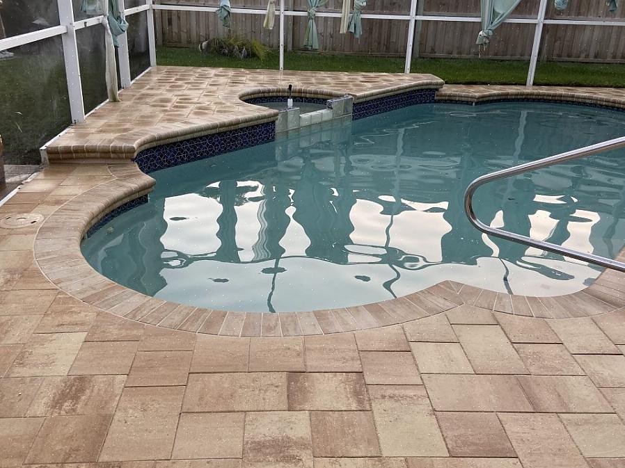 Jetez un œil à la variété de matériaux de terrasse de piscine
