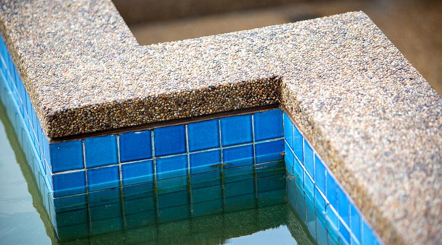 Les matières sales qui décolorent la ligne d'eau d'une piscine sont généralement du tartre ou des taches