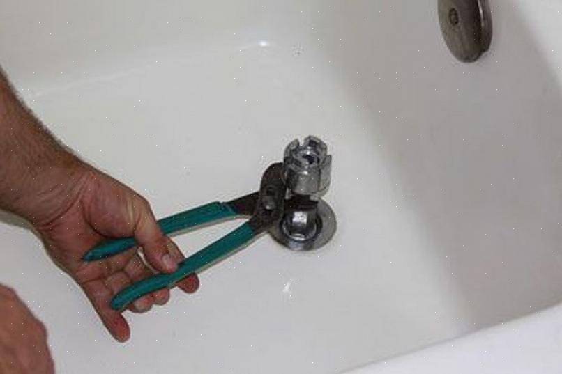 Nettoyez l'anneau de mastic de plombier qui entoure l'ouverture du drain de la baignoire