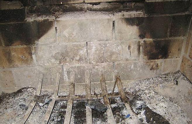 Les petits espaces dans le mortier peuvent être réparés avec un calfeutrant spécial haute température appelé