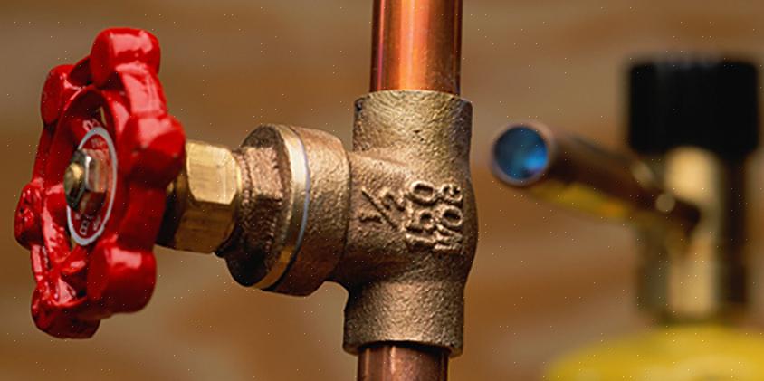 Le tuyau de sortie d'eau chaude a également une vanne qui arrêtera toute l'eau chaude sortant du chauffe-eau