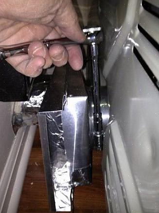 En faisant glisser le raccord de ventilation décalé de la sécheuse sur l'évent de décharge de la sécheuse