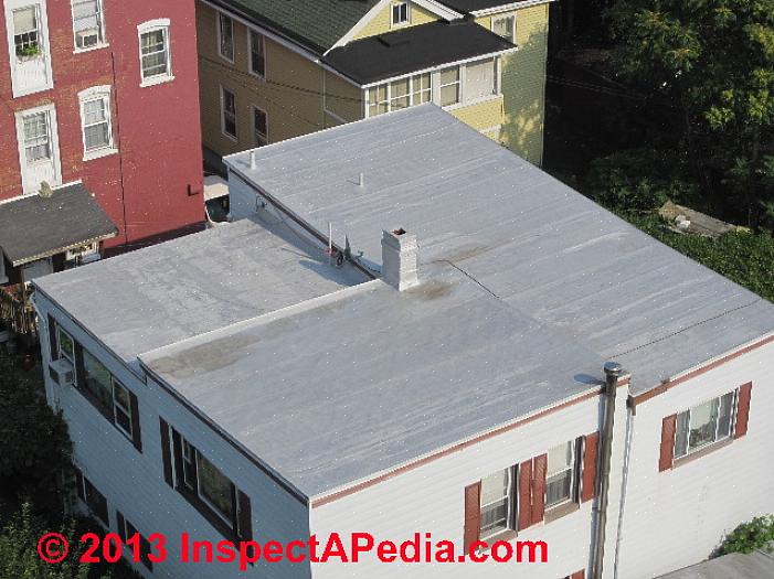 Un toit en caoutchouc sans soudure est essentiellement une couche épaisse de caoutchouc liquide répandu