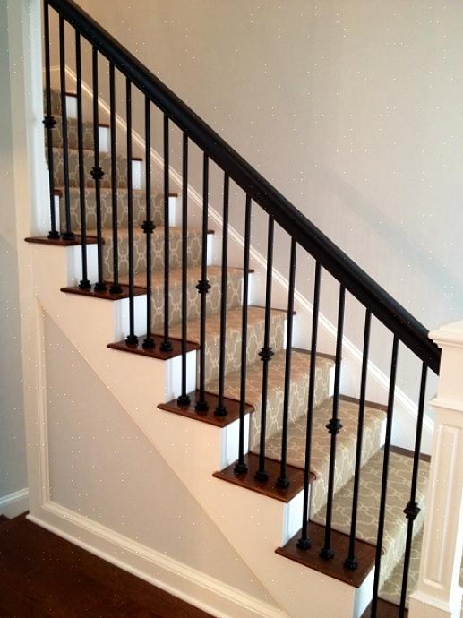 Balustres métalliques bordant un escalier droit avec un palier