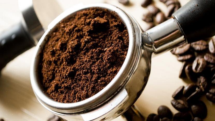 Ajoutez du marc de café au sol (jusqu'à un mélange 50/50!) Pour aider à stimuler les plantes qui aiment