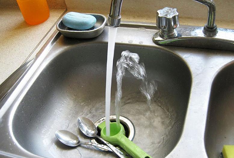 Un drain d'évier de cuisine bouché peut souvent être nettoyé avec un piston domestique commun